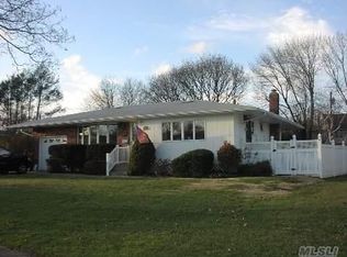 15 Floral Ln, Saint James, NY 11780