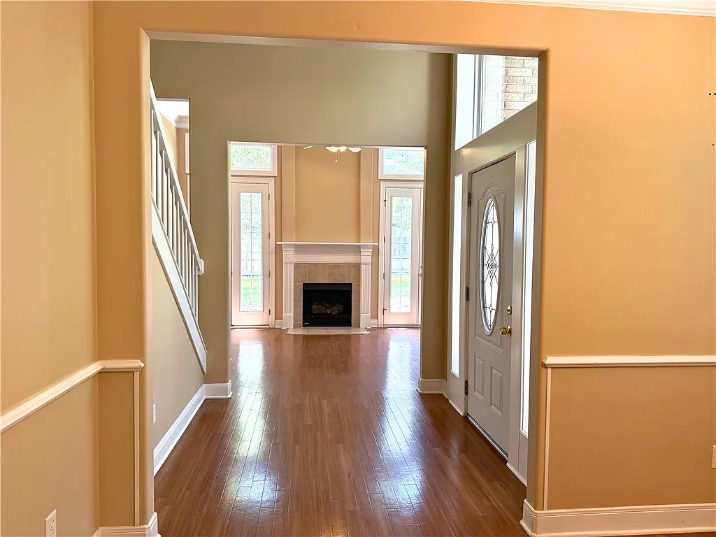 3 bed, 2.5 bath, 1841 sqft, $1,975 — Photo 2