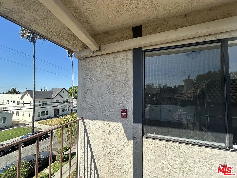 2 bed, 2.0 bath, 5576 sqft, $2,850 — Photo 2