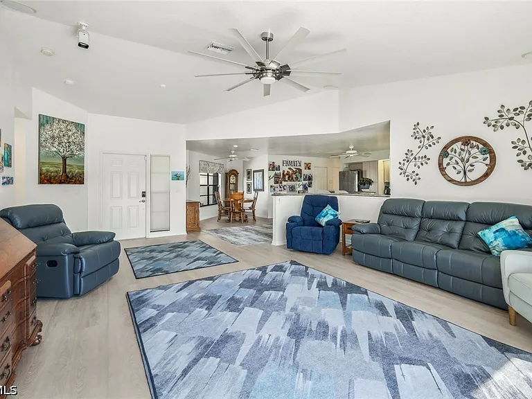 2556 SW 28th Pl — Photo 7