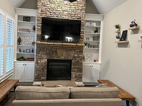 3rd image of 214 Fernwood Pl