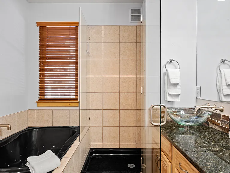 En Suite Bathroom / Jetted Tub