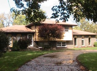 27W090 Roosevelt Rd, Winfield, IL 60190