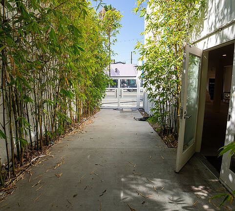 2nd image of 1423 Abbot Kinney Blvd