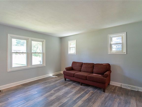 4th image of 523 Western Ave