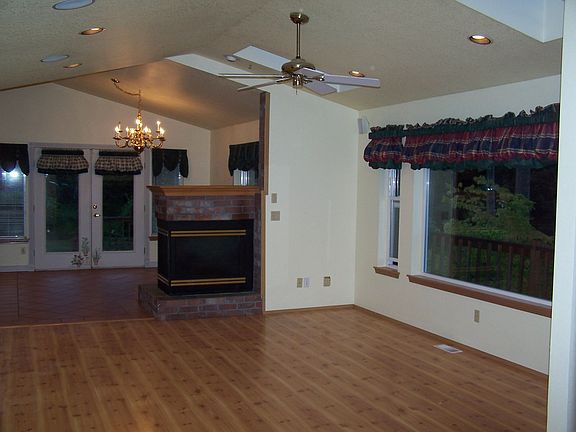 living room w vaulted ceiling, ceiling fan, pier gas fireplace, skylights