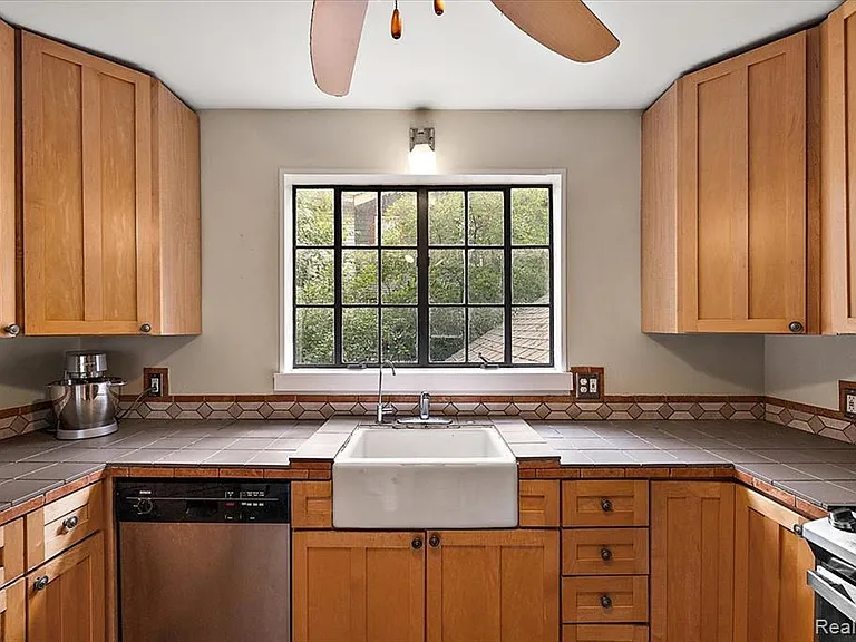529 Hawthorn Ave — Photo 32