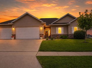 1812 W 3rd St, Pella, IA 50219