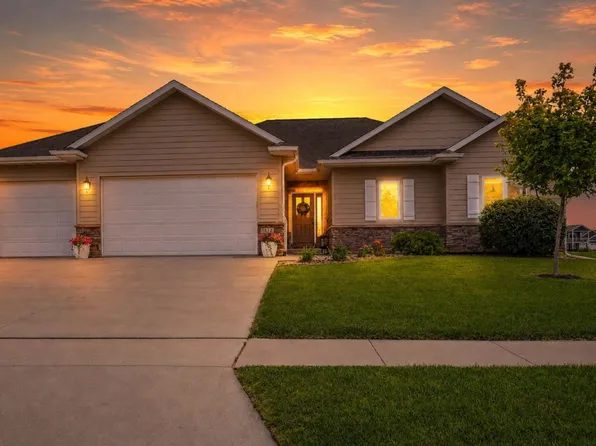 1812 W 3rd St, Pella, IA 50219