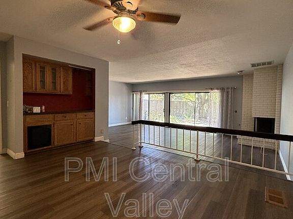 5th image of 1725 Edgebrook Dr Unit C