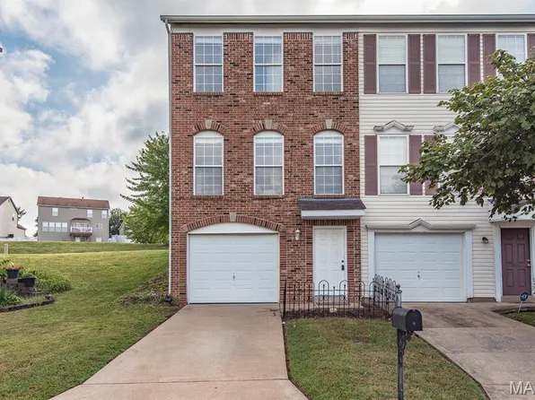 6 Robinson Circle Dr, Saint Louis, MO 63136
