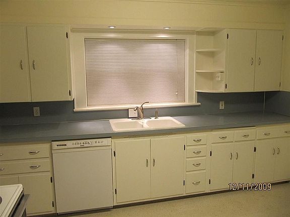 Refreshed Kitchen added dishwasher and built-in microwave