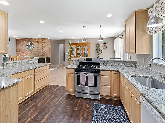 4 bed, 1729 sqft, $2,700 — Photo 3