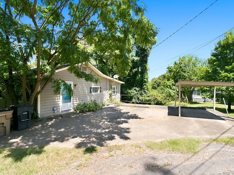 501 Weakley Ave — Photo 1