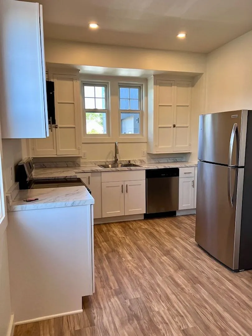 549 Albany Ave - Apts — Photo 1