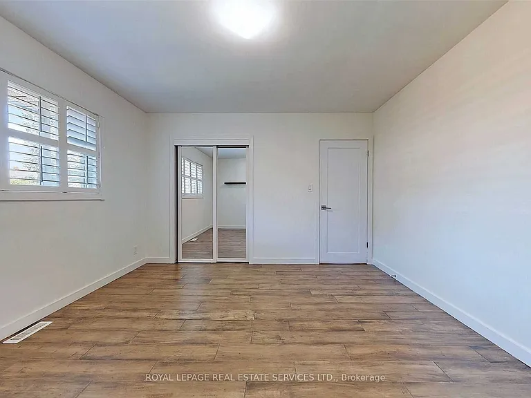 4 McMaster Ave — Photo 24