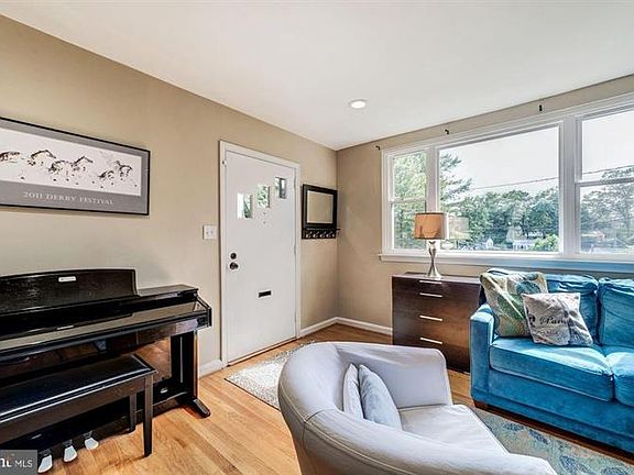 3rd image of 6101 Pine Grove Cir