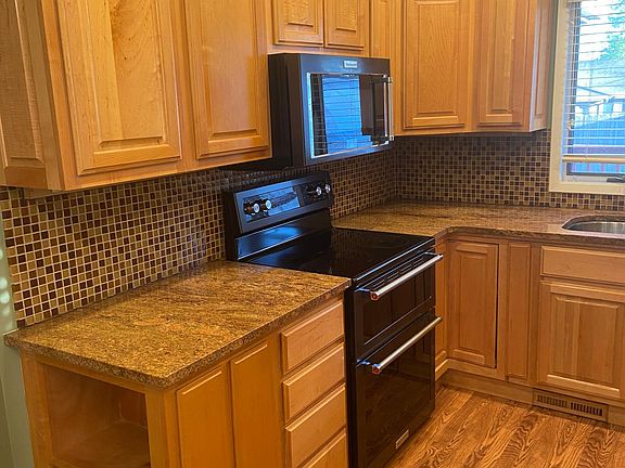 5th image of 610 E Maplewood St