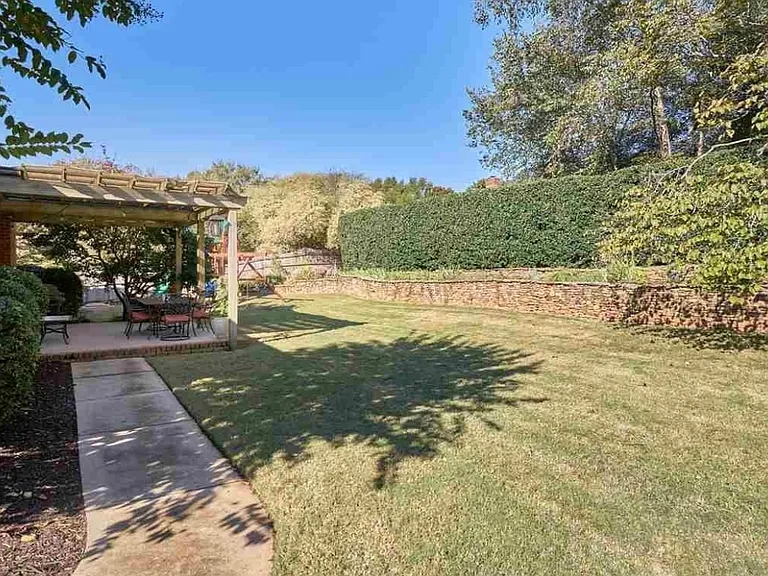 321 Parkside Dr — Photo 15