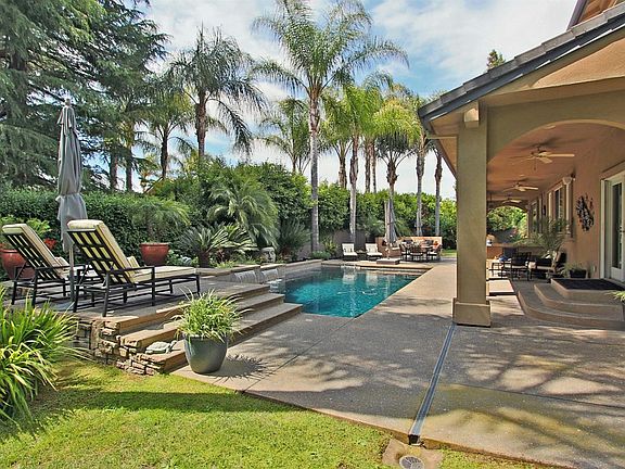 Beautiful black-bottom pool and spa with Diamond Brite finish coat, was built and is currently serviced annually by Geremia Pool