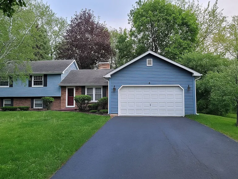 25W135 Essex Ave — Photo 1