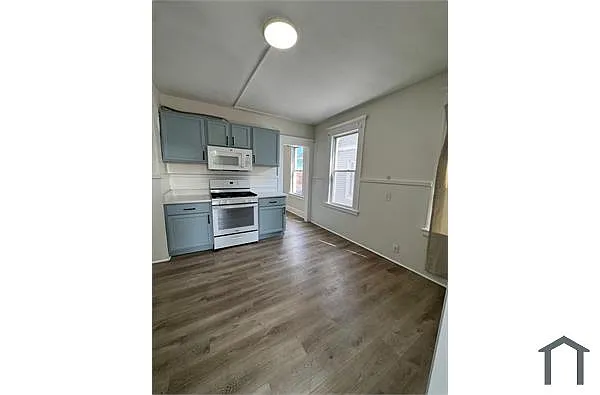 Building Photo - 133 Ash St #2