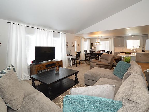 2nd image of 3055 N Lucina Ave