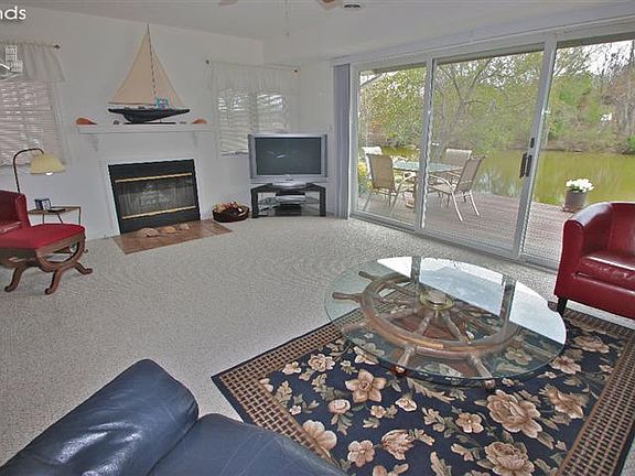 3rd image of 111 Lakeshore Dr