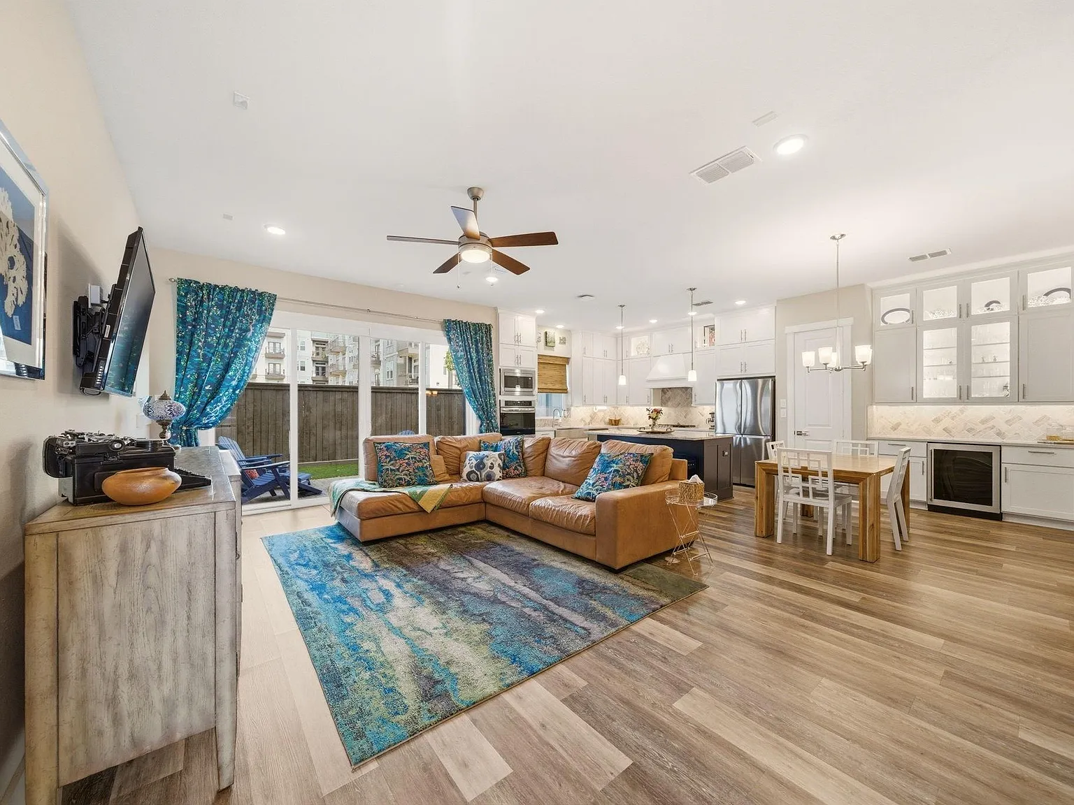 4 bed, 3.5 bath, 2926 sqft, $4,000 — Photo 1