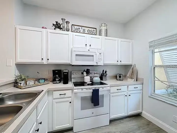 3 bed, 2.5 bath, 1291 sqft, $3,100 — Photo 3