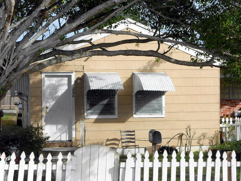 1st image of 204 S E Street