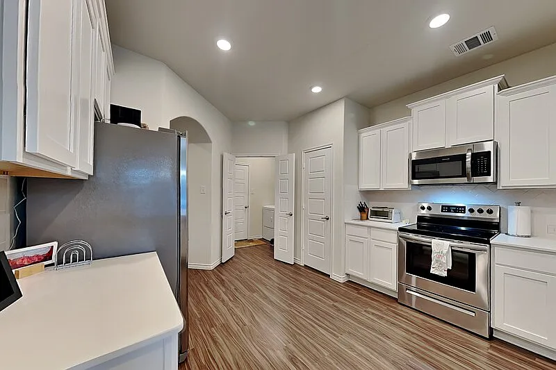 4 bed, 2.0 bath, 1868 sqft, $1,995 — Photo 4