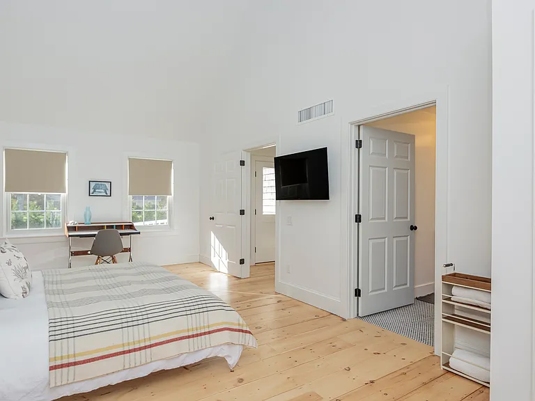 212 Meadows W — Photo 17