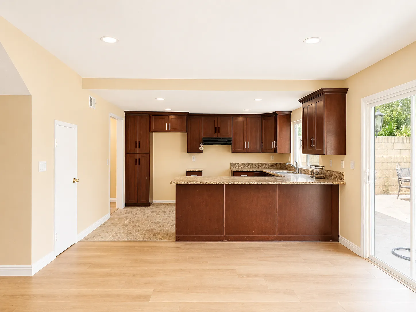 5 bed, 2521 sqft, $5,100 — Photo 4