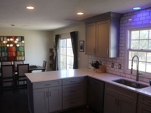 Kitchen & Dining