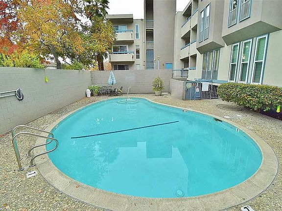 4th image of 385 Jayne Ave
