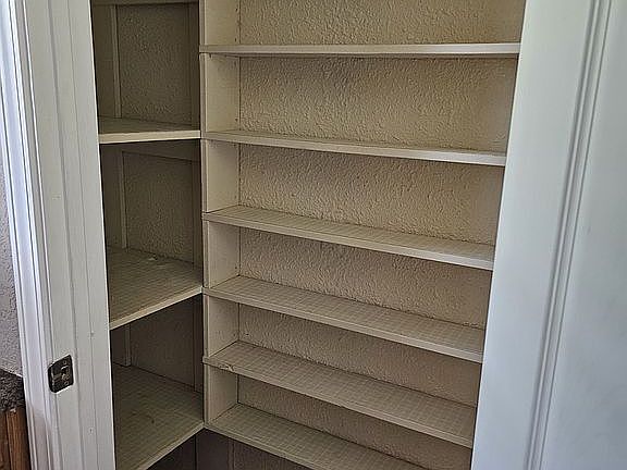 3rd image of 1008 Hillcrest St