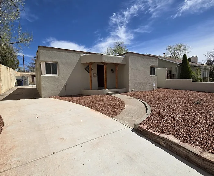214 Wellesley Dr SE — Photo 1
