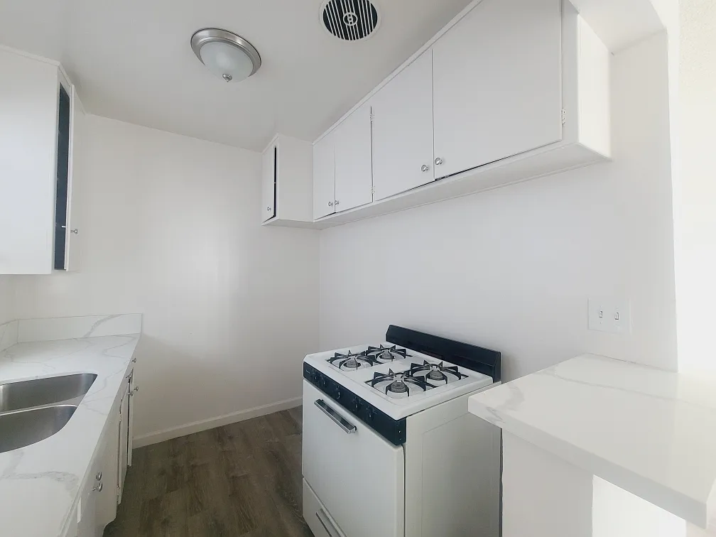 2 bed, 1000 sqft, $2,400 — Photo 2