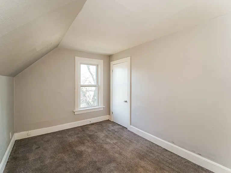 541049_023_main_bedroom_13413377.jpg