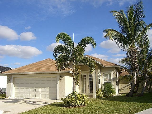 Front of house - tropical!