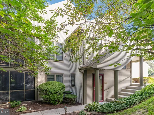579 Roslaire Dr, Hummelstown, PA 17036