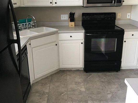 Full kitchen. New appliances