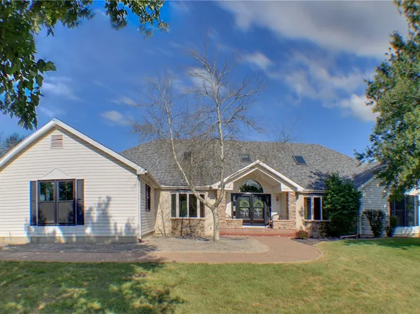 8194 Country Club Rd, Charleston, IL 61920