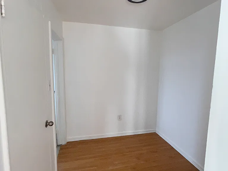 2407 Lake Shore Blvd W #20 — Photo 4