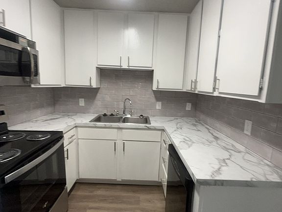 3rd image of 1104 Southmoor Dr APT B