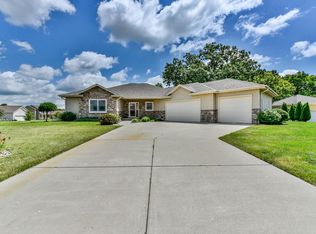 634 Augusta Dr, Mukwonago, WI 53149