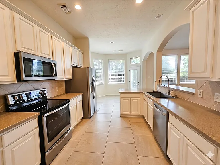 98 W Knightsbridge Dr — Photo 9