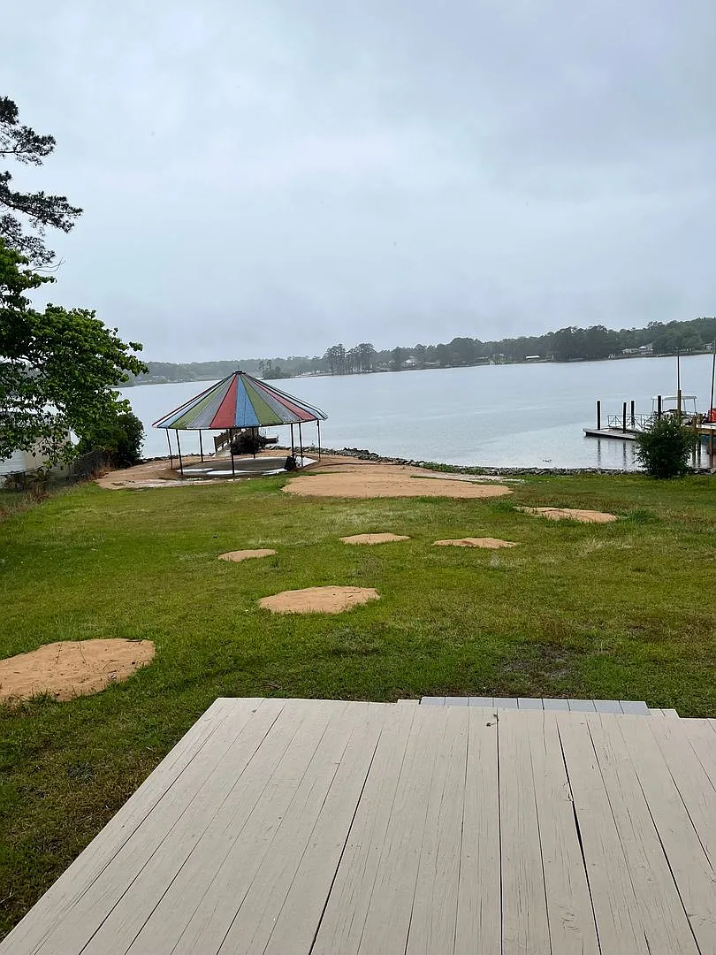 2 bed, 1.0 bath, $1,350 — Photo 2