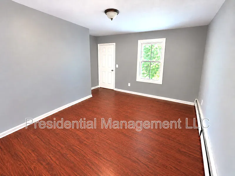 3 bed, 1.0 bath, $1,600 — Photo 3